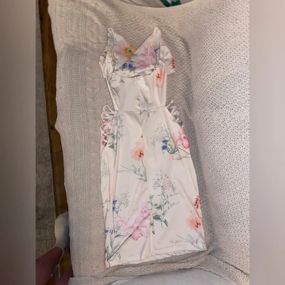super cute floral dress with cutouts - Picture 5 of 9